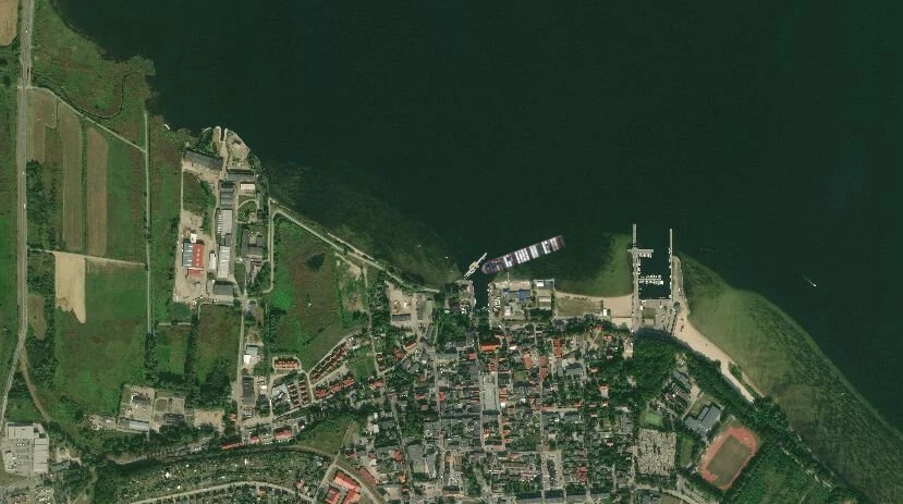 Kontenerowiec w Porcie Rybackim w Pucku/Źródło: evergiven-everywhere.glitch.me