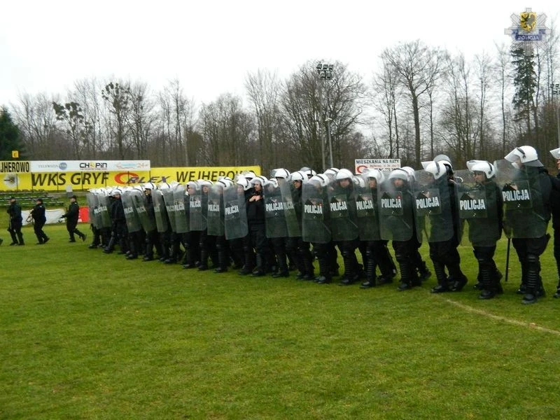Policjanci ćwiczyli na wejherowskim stadionie
