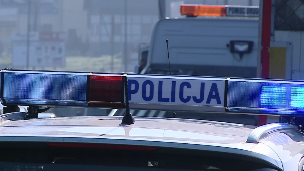 Kopali w szyby i uszkodzili wiatę przystankową