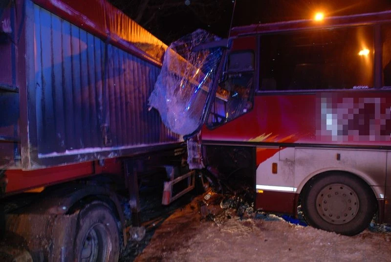 Wypadek szkolnego autobusu z ciężarówką