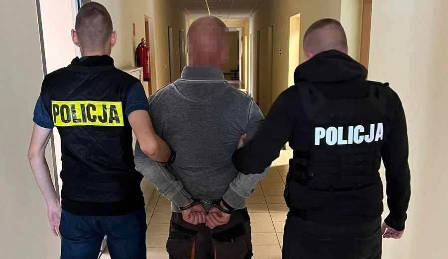 W Gdańsku za to, że 72-latek zwrócił mu uwagę na niewłaściwe zachowanie, to 36-latek rzucił w niego drewnianym leżakiem/fot. KMP Gdynia