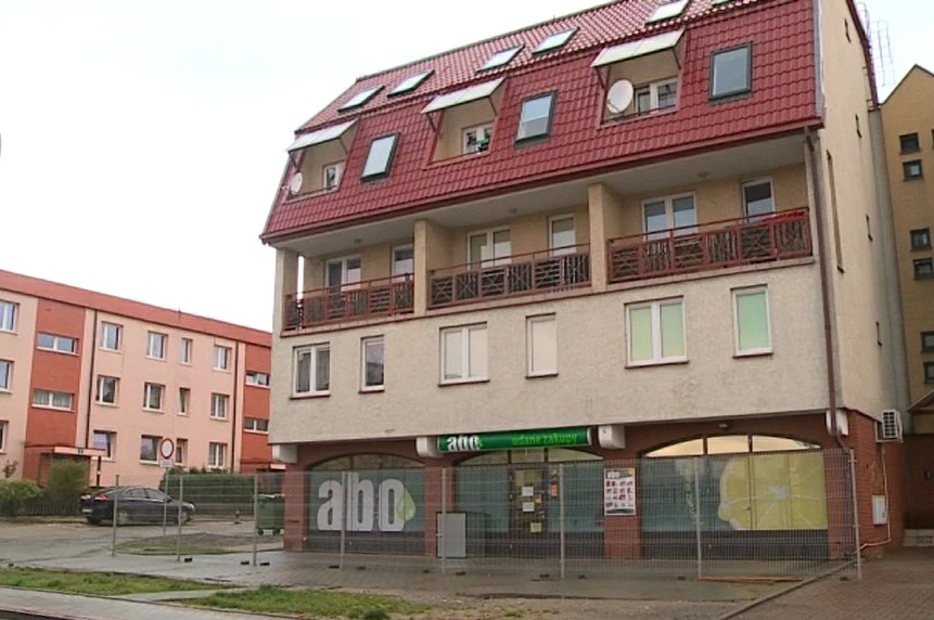 Helski sklep odgrodzony płotem