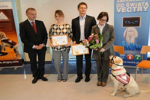 fot. Sylwia Szumielewicz-Tobiasz. Zdjęcie Pefo przekazany - od lewej prezydent Wojciech Szczurek, Aneta Graboś z Fundacji DogIQ, Tomasz Żurański preze