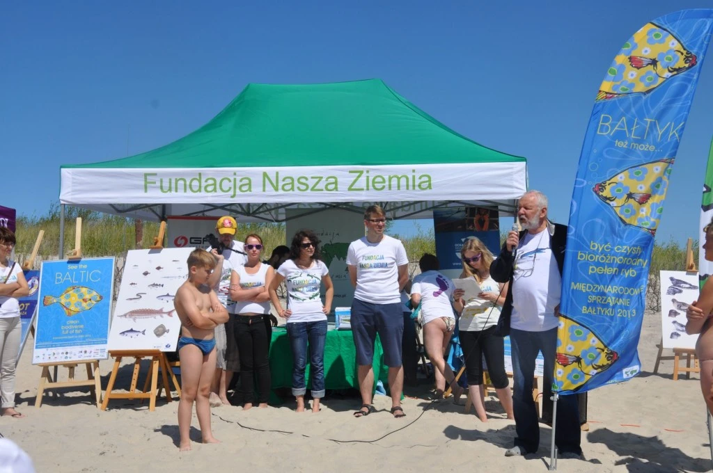 Sprzątanie helskiej plaży w ramach Międzynarodowego Sprzątania Bałtyku