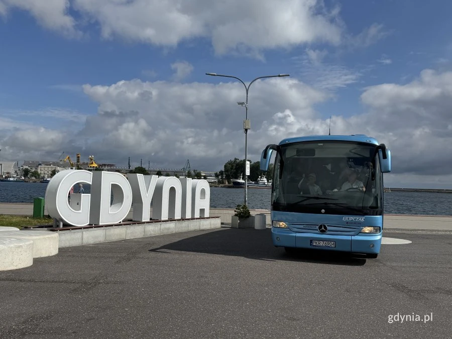 Autokary znów mogą parkować przy Akwarium Gdyńskim/źródło: gdynia.pl