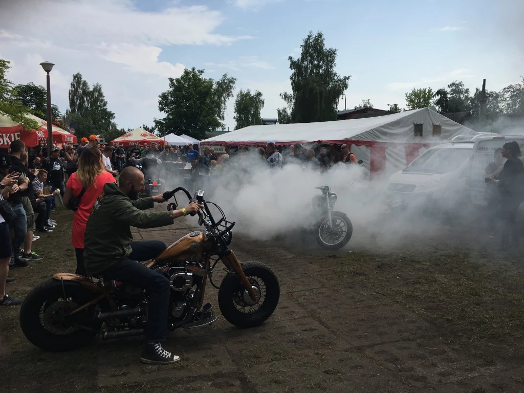 Motocykliści i armwrestling, czyli piekielnie dobra impreza