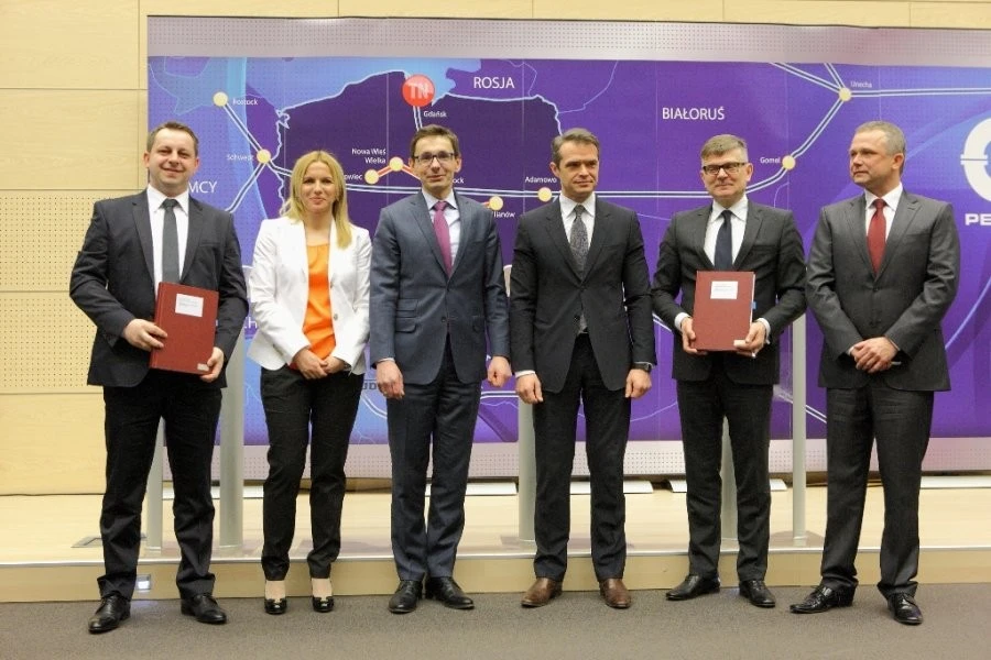 Uczestnicy uroczystości podpisania umowy na budowę terminalu naftowego w Gdańsku/źródło:msp.gov.pl