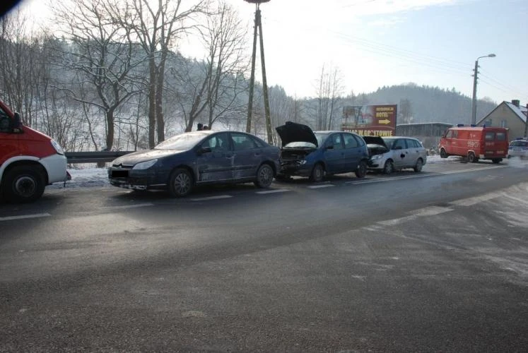 Kolizja 3 aut na krajowej szóstce