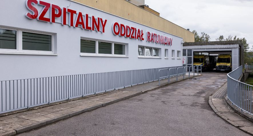 Dramatyczna akcja ratunkowa nie wystarczyła. Mężczyzna zmarł po upadku z podnośnika
