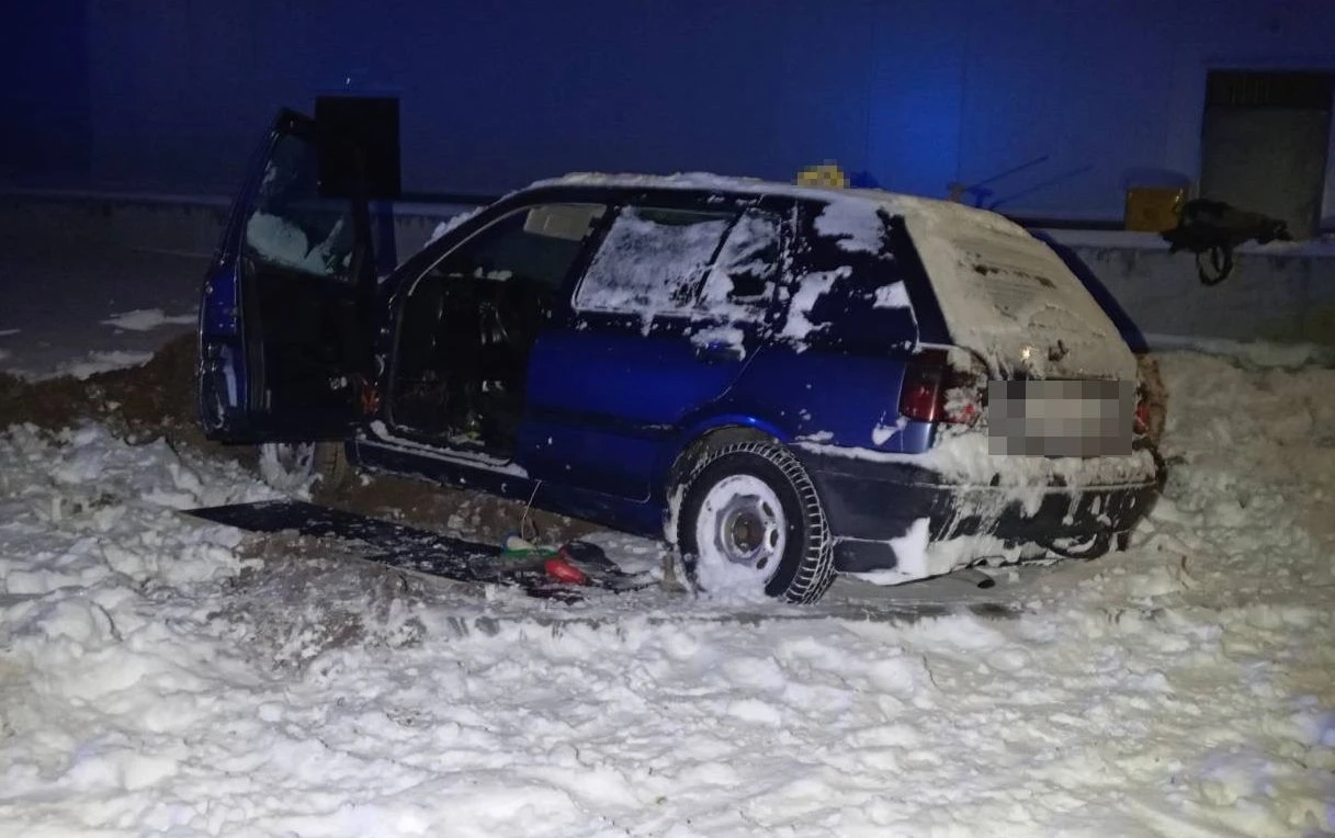 Wejherowo  Wjechał samochodem w zaspę śniegu  był pod wpływem narkotyków oraz je posiadał 3.jpg