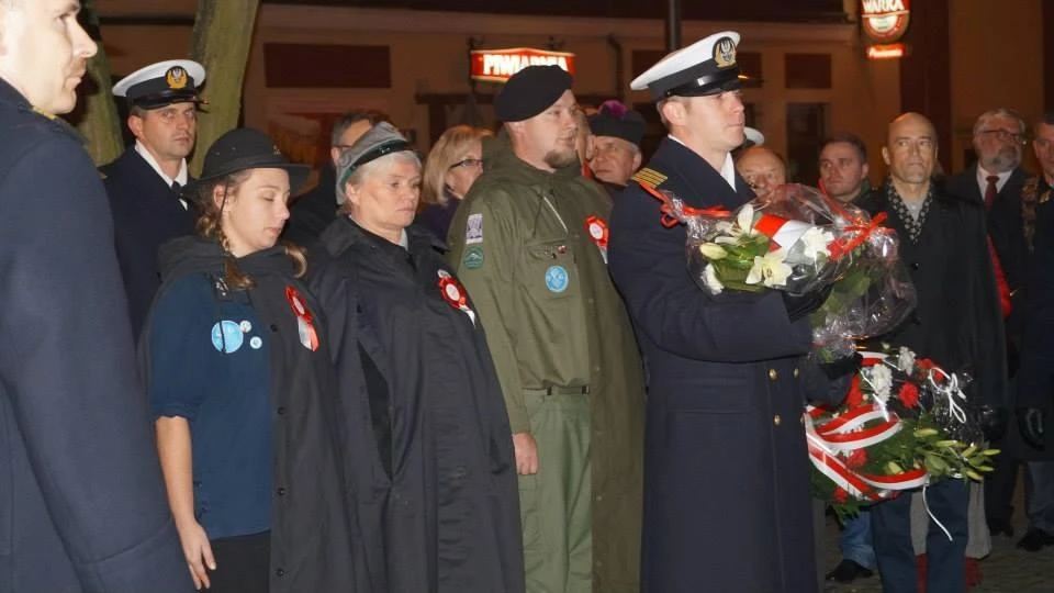 Capstrzyk w Wejherowie na Skwerze Jana Pawła II w dniu 08 listopada 2013 kwiaty od Hufca ZHP Wejherowo.