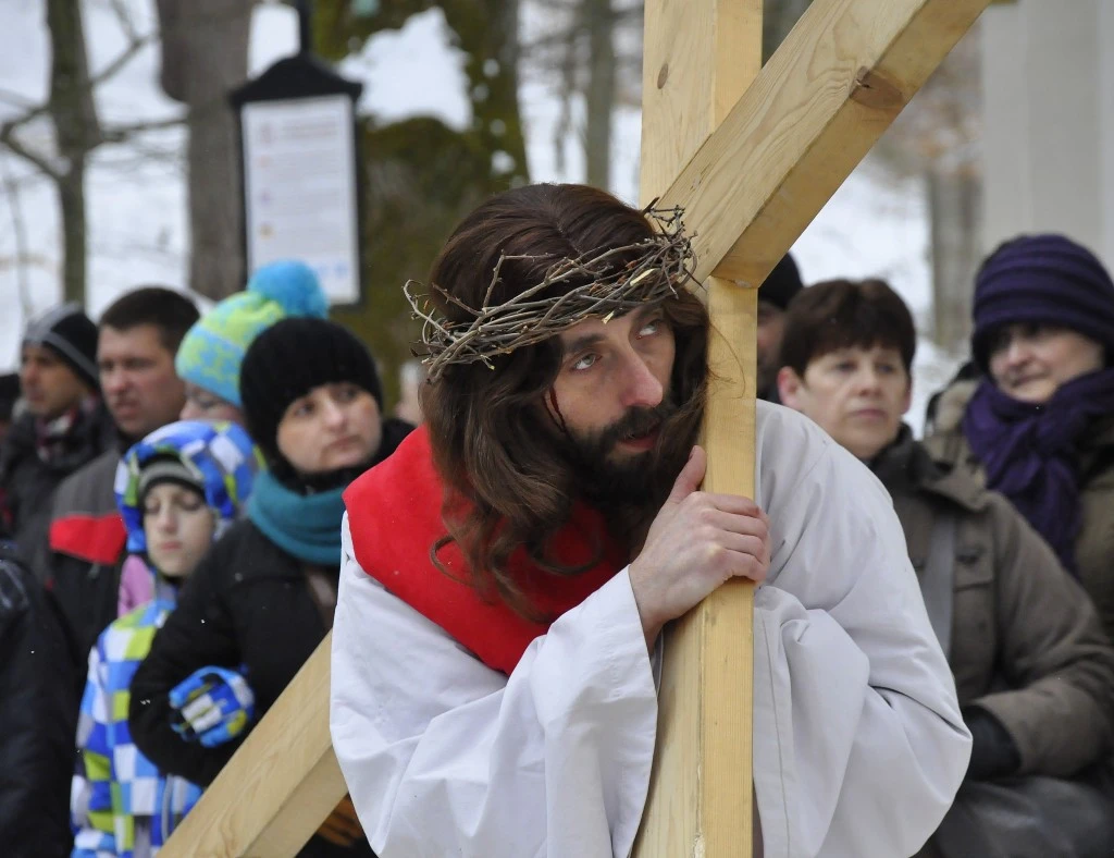 Jezus zawisł na krzyżu na Wzgórzach Kalwarii Wejherowskiej