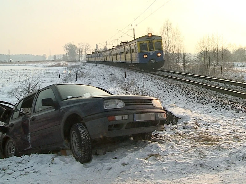 Auto wjechało pod pociąg