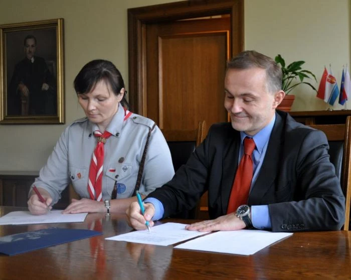 Prezydent Gdyni Wojciech Szczurek oraz Naczelniczka Związku Harcerstwa Polskiego Małgorzata Sinica podpisali wczoraj (15 listopada) w Urzędzie Miasta 