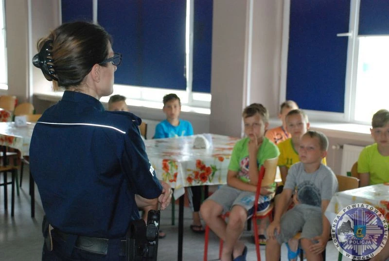 Policjantka spotkała się z kolonistami, by porozmawiać o bezpieczeństwie