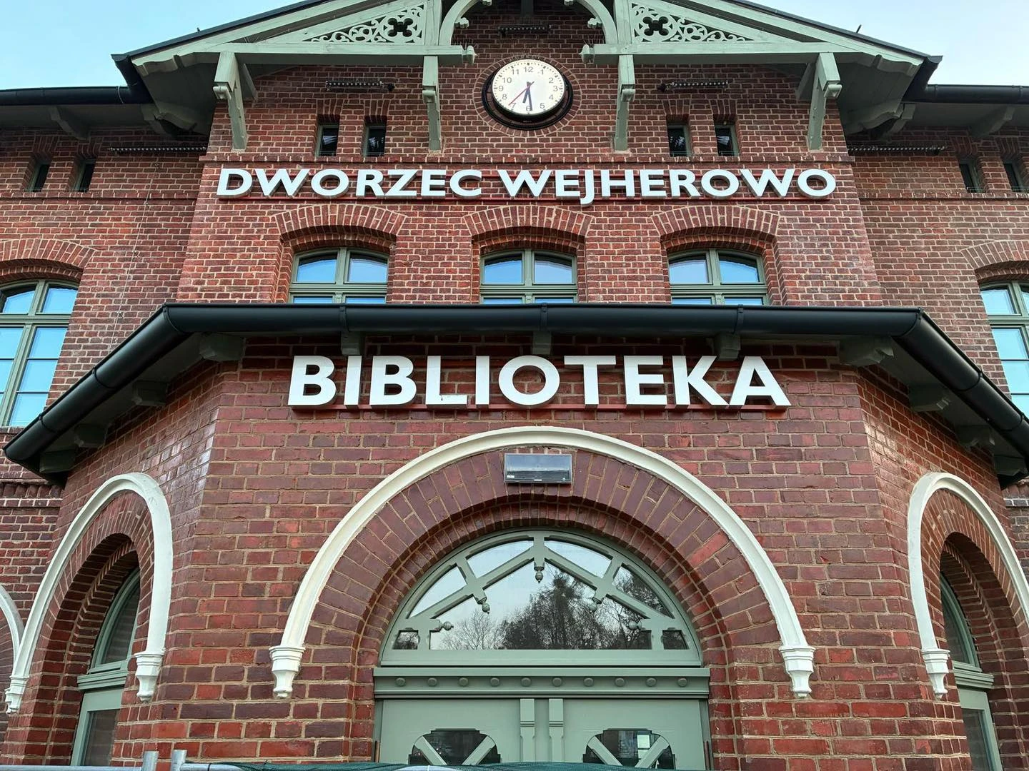 Można już korzystać z kas biletowych w budynku remontowanego dworca kolejowego w Wejherowie 