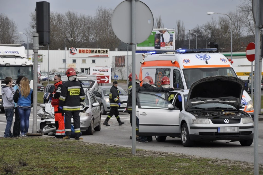Wypadek dwóch aut na Rondzie Solidarności. Są ranni