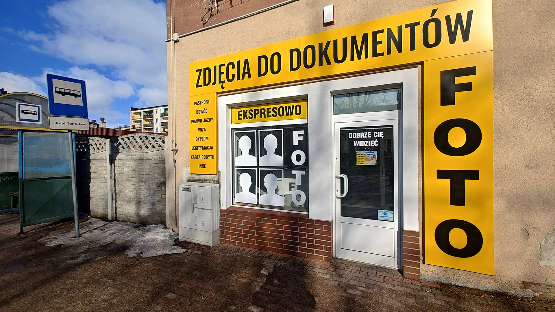 fotograf obok starostwa Lębork.jpg