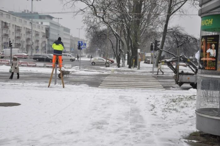 Fot. Ostatnie pracy przy sygnalizacji świetlnej na oddanym do użytku odcinku drogi