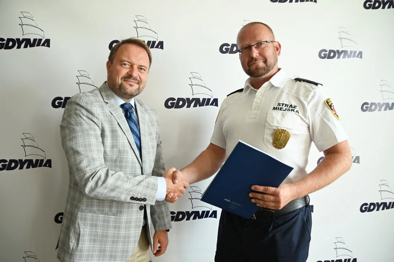 Nagroda dla strażnika za akcję przejęcia ptasznika/fot.gdynia.pl/Zygmunt Gołąb