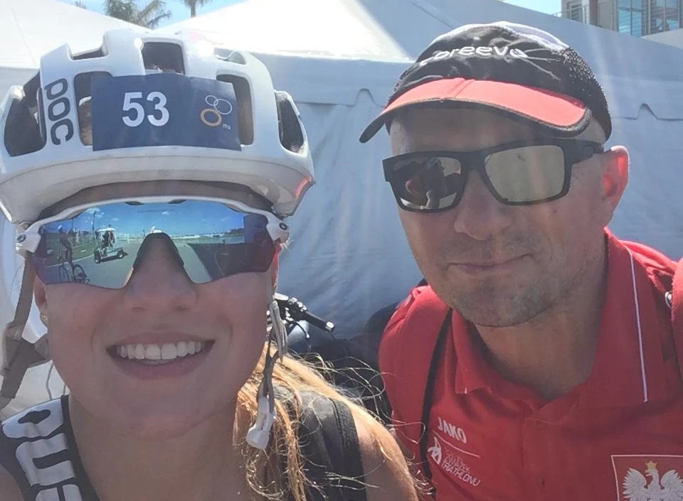 Roksana Słupek z trenerem Piotrem Netterem z UKS Tri-Team Rumia podczas startu w zawodach Pucharu Świata w Sarasocie (USA) w 2018 roku