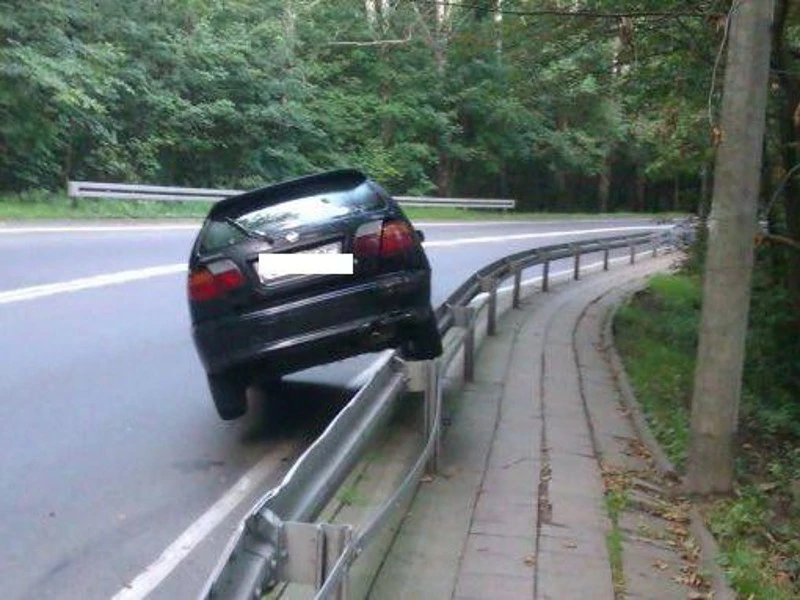 Samochód zawisł na barierce