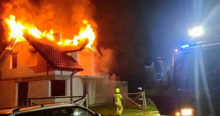 Fot. Pożar w Domatowie|https://nadmorski24.pl/aktualnosci/56134-budowali-go-od-kilku-lat-pozar-zniszczyl-ich-dom-i-plany.jpg