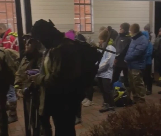 Kolejny raz wyruszyły Ekstremalne Drogi Krzyżowe. Idą kilkadziesiąt kilometrów w milczeniu | WIDEO